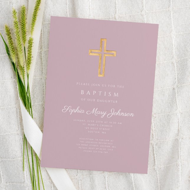 Invitación Elegante bautismo Chica de cruz violeta religiosa (Elegant Religious Cross Purple Script Girl Baptism Invitation)