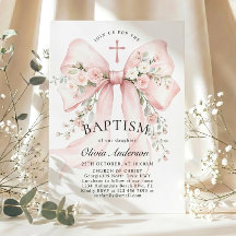 Elegante bautizo cristiano de niña con lazo floral