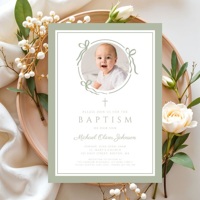 Invitación Elegante bautizo de niño con lazo verde salvia (Elegant Sage Green Bow Boy Photo Baptism Invitation)