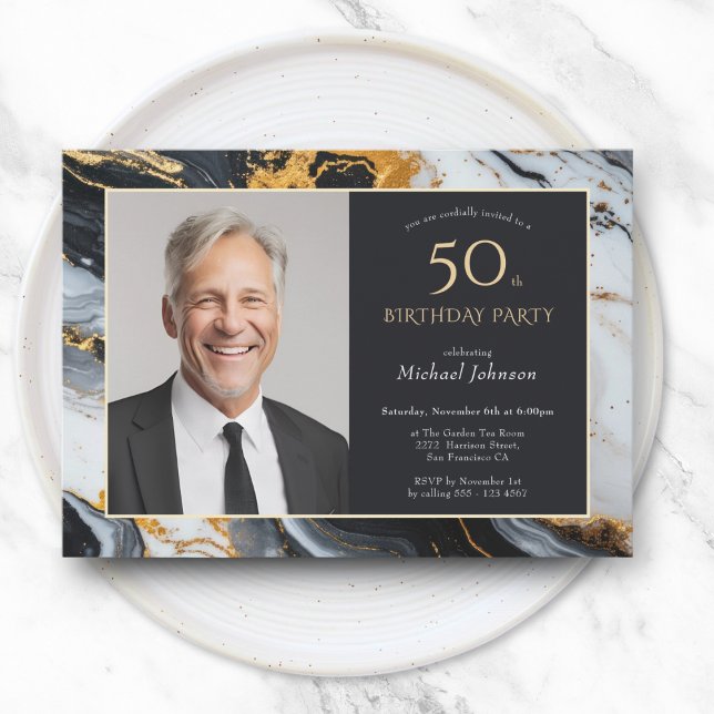 Invitación Elegante Black Gold Agate Foto 50 cumpleaños (Elegant Black Gold Agate Photo 50th Birthday Invitation)