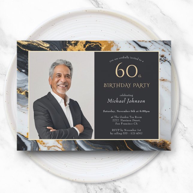 Invitación Elegante Black Gold Agate Foto 60 cumpleaños (Elegant Black Gold Agate Photo 60th Birthday Invitation)