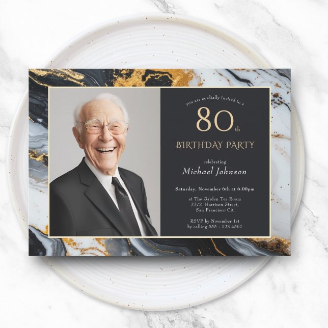 Invitación Elegante Black Gold Agate Foto 80 cumpleaños (Elegant Black Gold Agate Photo 80th Birthday Invitation)