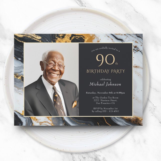 Invitación Elegante Black Gold Agate Foto 90 cumpleaños (Elegant Black Gold Agate Photo 90th Birthday Invitation)