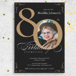 Invitación Elegante Black Gold Photo 80th Birthday Party<br><div class="desc">Elegante invitación a la fiesta de cumpleaños 80 de la foto de oro negro. Invitación especial de celebración de cumpleaños elegantemente diseñada, que incluye una foto personalizado de la persona de cumpleaños y caligrafía de escritura con elementos florecientes de época. Lo suficientemente sencillo para adaptarse a una variedad de temas...</div>