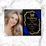 Invitación Elegante Black Gold Royal Blue Photo 50 cumpleaños<br><div class="desc">Elegante invitación floral de 50 años con tu foto. Diseño azul real negro de cristal con oro falso purpurina. Incluye rosas azules de zafiro, fuente de guión y confeti. Perfecto para un elegante fiesta de celebración de cumpleaños. Personaliza con tus propios detalles. ¡Se puede personalizar para cualquier edad! Invitaciones Zazzle...</div>