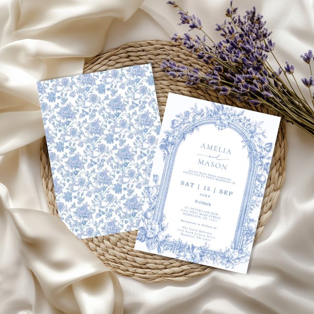 Invitación Elegante Boda de Arco Azul Dusty Azul (Elegant French Blue Toile Arched Wedding Invitation front and back)