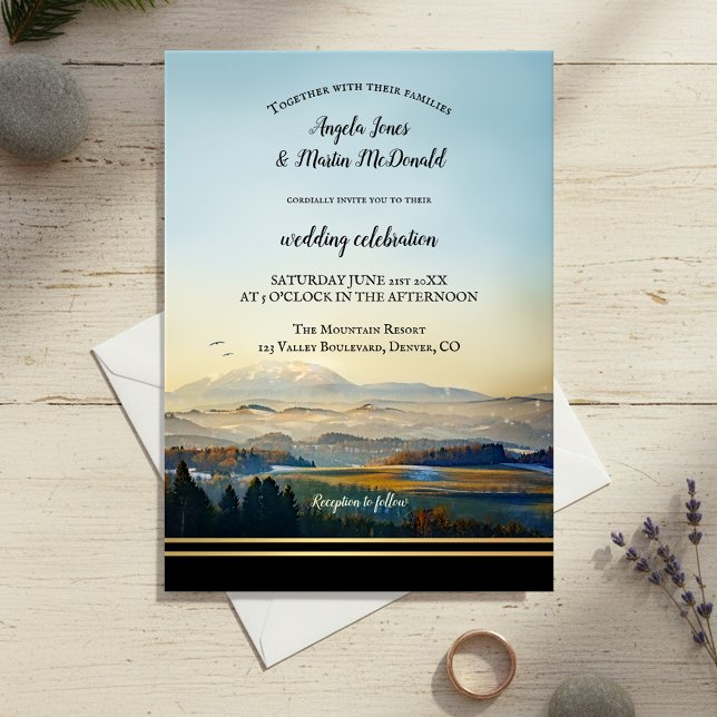 Invitación Elegante Boda de arte de paisajes montañosos (Wedding invitation featuring a modern landscape painting of mountains with golden lining)