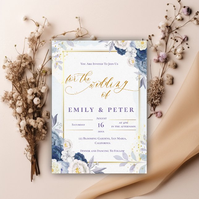 Invitación Elegante Boda de borde dorado con flores azules (Elegant Dusty Blue Floral Gold Border Wedding Invitation)