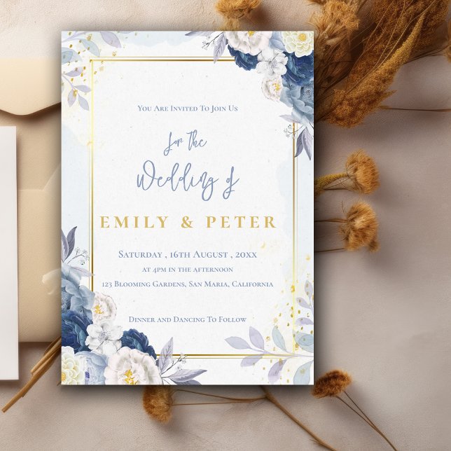 Invitación Elegante Boda de borde dorado con flores azules (Elegant Dusty Blue Floral Gold Border Wedding Invitation)