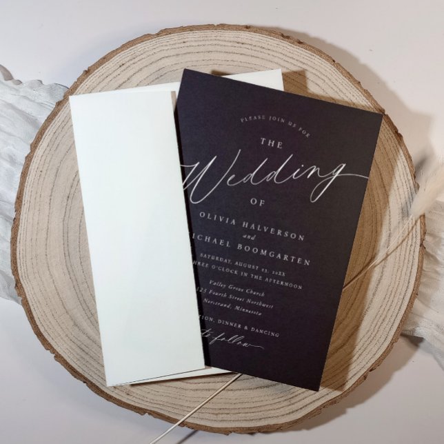 Invitación Elegante Boda de caligrafía moderna en blanco y ne (Elegant black with white text wedding invitation featuring classic modern calligraphy.)