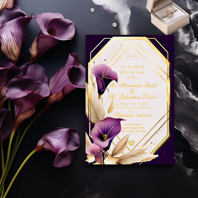Invitación Elegante Boda de escritura floral púrpura Calla Li (Stylish and Chic Deep Violet Purple and Gold Calla Lilies Wedding Invitation.)