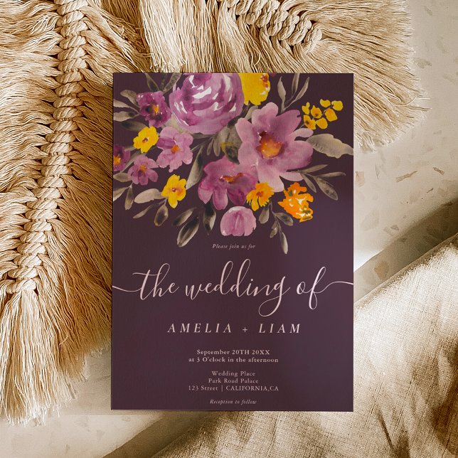 Invitación Elegante boda de escritura floral púrpura en otoño (Elegant fall winter purple floral script wedding invitation on purple)