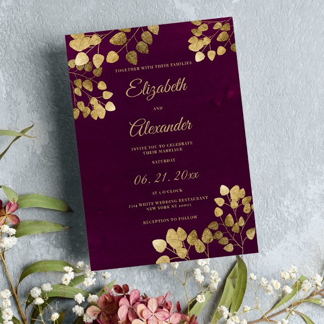Invitación Elegante boda de eucalipto de oro burdeos clásico (Elegant classic burgundy gold eucalyptus wedding)