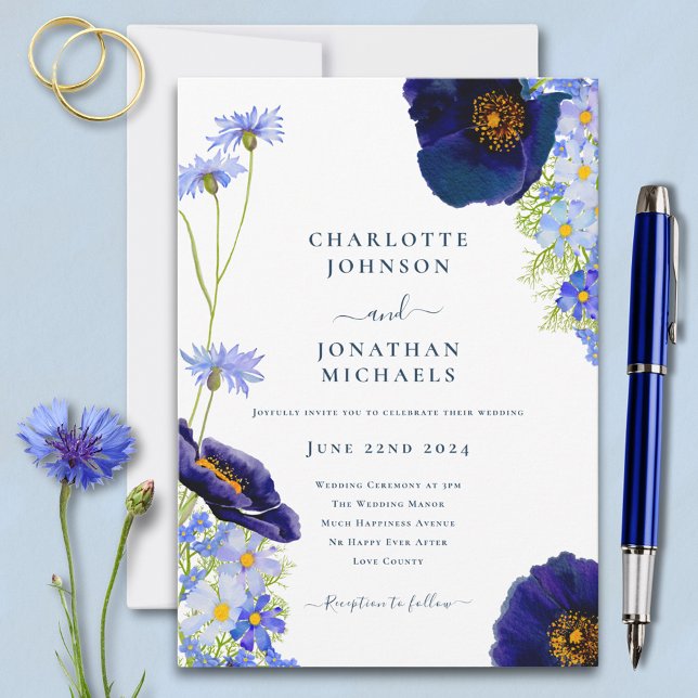 Invitación Elegante Boda de Flor Silvestre de la Marina Moder (Modern wildflower blue wedding invitation with watercolor florals and elegant typography )