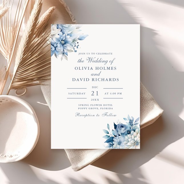 Invitación Elegante Boda de Flores Silvestres Azul y Blanco P (Elegant Dusty Blue and White Wildflowers Wedding Invitation on a sunny neutral boho table.)