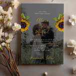 Invitación Elegante boda de fotografía de girasol moderno<br><div class="desc">Foto de moda sobre la invitación a la boda con hermosos ramos de girasol en un oscuro fondo transparente. Ideal para su verano o otoño, elegante jardín exterior, granero o boda con temática de patio trasero. Personalízalo con las 2 fotos de compromiso de la novia y el novio, los nombres...</div>