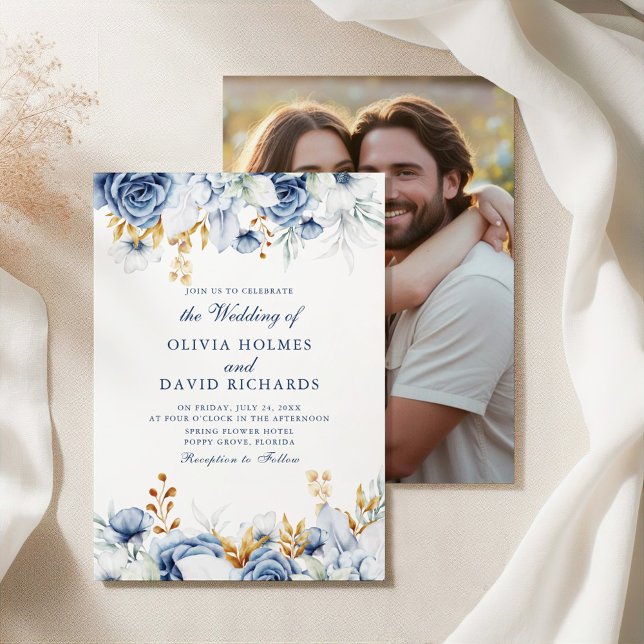 Invitación Elegante Boda de fotografía de parejas florales az (Elegant Blue and Gold Floral Couple Photo Wedding Invitation on a white elegant fabric)