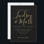 Invitación Elegante Boda de guiones negro y oro<br><div class="desc">Elegantes nombres de escritura de mano dorada sobre la audaz invitación de boda negra con redacción moderna.</div>