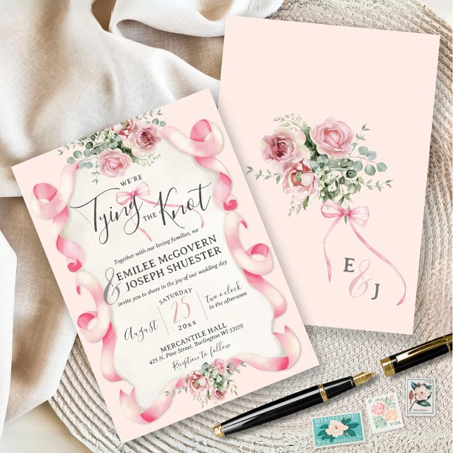 Invitación Elegante Boda de Monograma Floral de Bow Rosado Co (We're tying the Knot Watercolor soft pink bow  Floral Monogram Coquette Elegant Wedding Invitation)