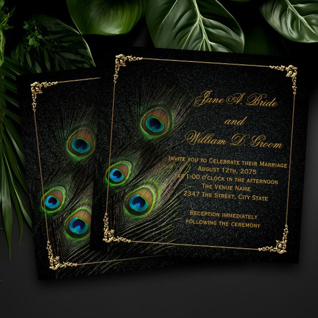 Invitación Elegante Boda de pavo real negro y oro (Elegant peacock feather wedding invitation with vibrant colors on a black and gold background.)