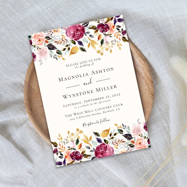 Invitación Elegante Boda de Relieve metalizado dorado floral (This beautiful wedding invitation template features watercolor roses in burgundy and blush pink)