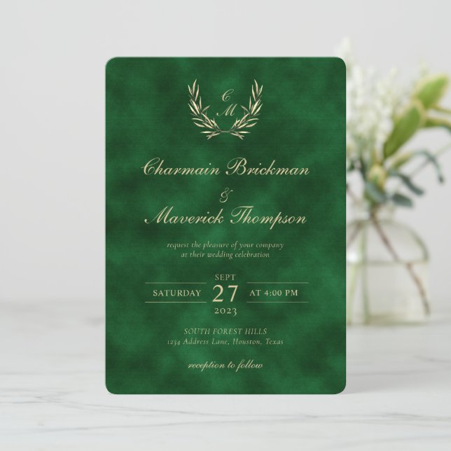 Invitación Elegante Boda de terciopelo verde monograma (Anverso de pie)