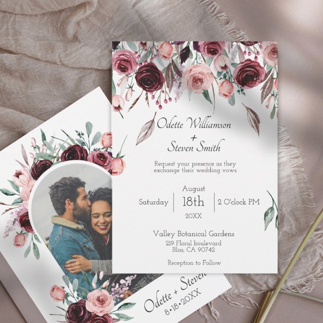 Invitación Elegante Boda del Arco de Fotos de Borgoña (Burgundy and Blush Floral Wedding Invitation with Script Text)
