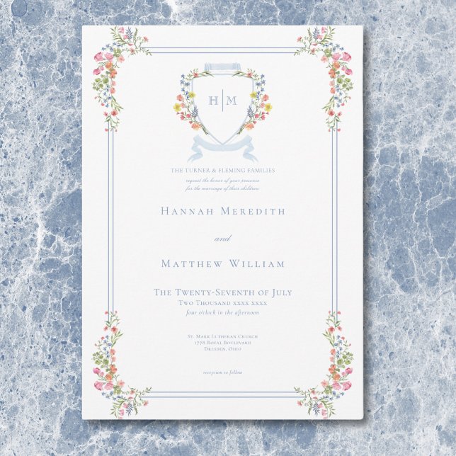 Invitación Elegante Boda Escudo de Flor Silvestre Dusty Blue  (Elegant Dusty Blue Pastel Wildflower Crest Wedding Invitation)