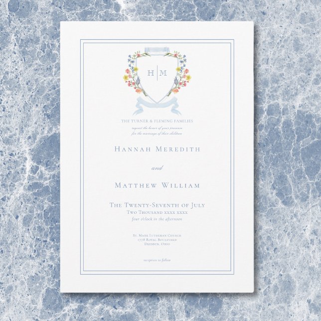 Invitación Elegante Boda Escudo de Flor Silvestre Dusty Blue  (Elegant Dusty Blue Pastel Wildflower Crest Wedding Invitation)