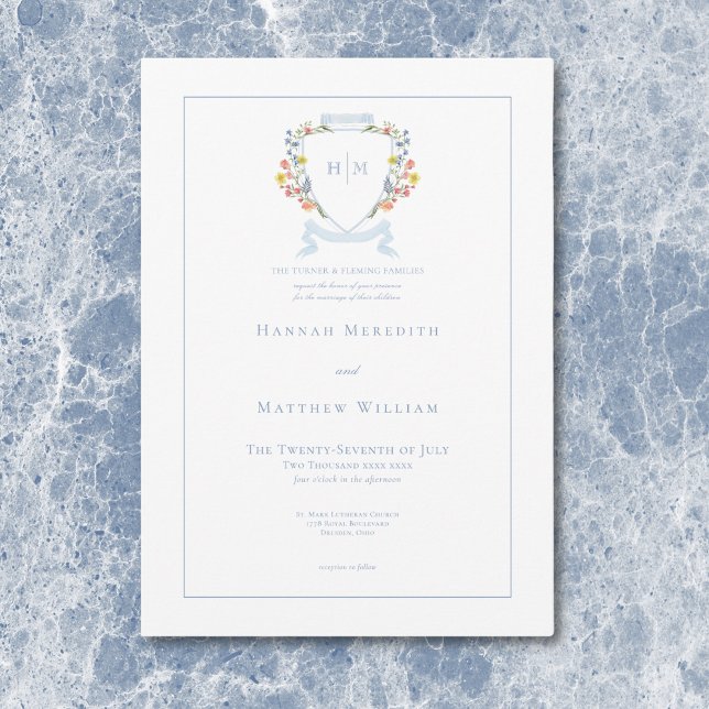 Invitación Elegante Boda Escudo de Flor Silvestre Dusty Blue  (Elegant Dusty Blue Pastel Wildflower Crest Wedding Invitation)