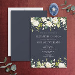 Invitación Elegante Boda floral de color azul y blanco<br><div class="desc">Esta hermosa y romántica invitación a una boda con una hermosa y florida florida florida florida floración blanca presenta en la parte superior una suntuosa colección de vegetación eucaliptus y rosas blancas, hortensias y otras flores blancas. En la parte inferior del diseño se ha colocado un arreglo similar, y un...</div>