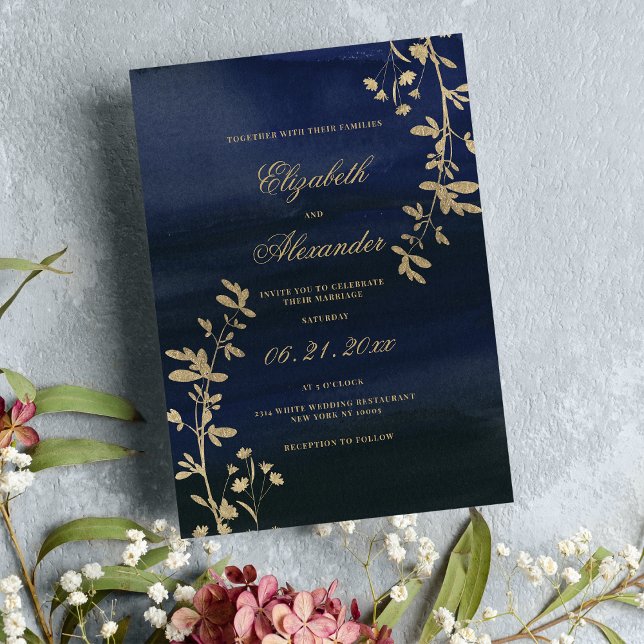 Invitación Elegante boda floral de oro azul marino clásico (Elegant classic navy blue gold floral wedding)