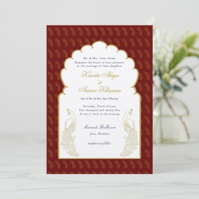 Invitación Elegante boda Indio Red & Gold Peacock (Anverso de pie)