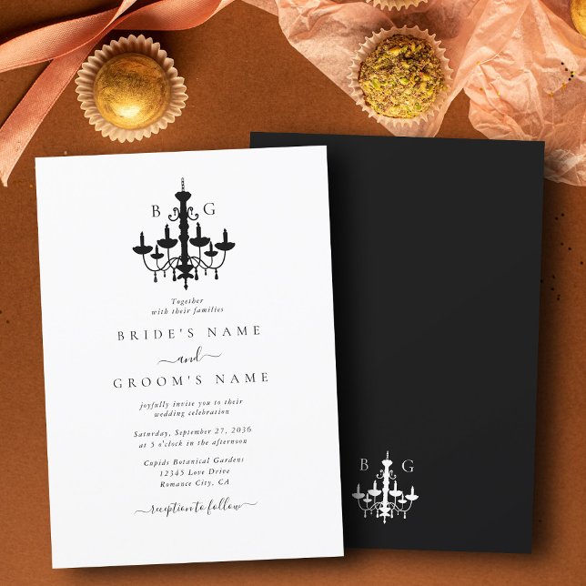 Invitación Elegante Boda Monograma de la lámpara de araña bla (Elegant Black White Chandelier Monogram Wedding Invitation)