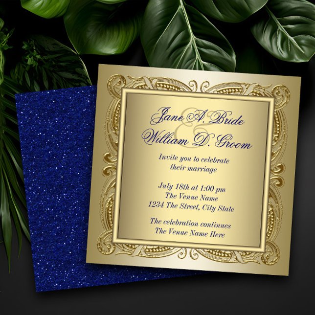 Invitación Elegante Boda Real Azul y Oro (Royal blue and gold wedding invitation with elegant gold swirls. )