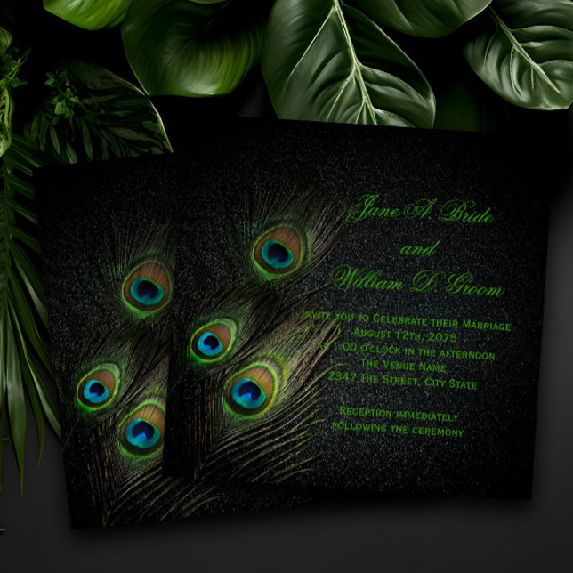 Invitación Elegante Boda Verde Esmeralda Negro y Dorado Pavo  (Elegant peacock wedding invitations with beautiful peacock feathers on a black background.)