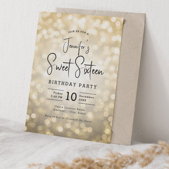 Invitación Elegante Bokeh Ilustra el estilo moderno de escrit (Elegant Bokeh Lights Modern Script Sweet 16 Gold Invitation)