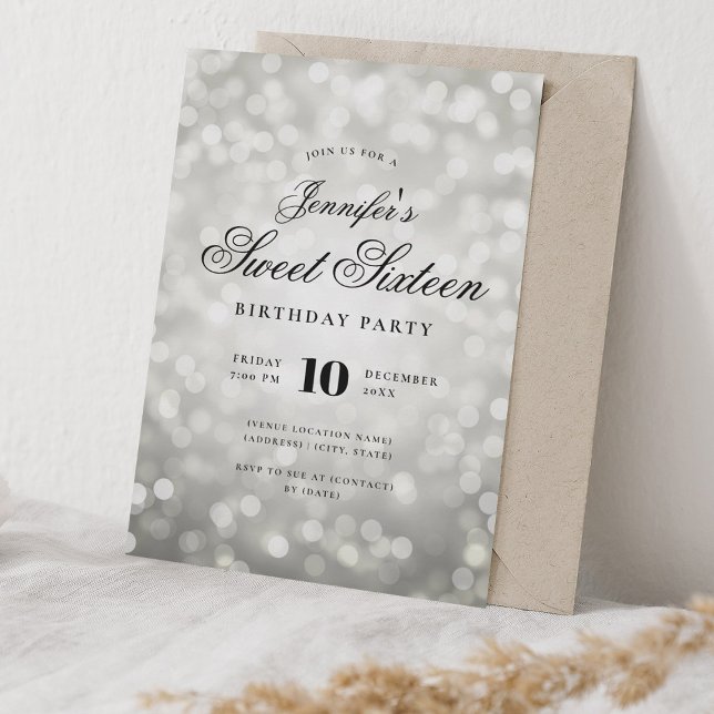 Invitación Elegante Bokeh Ilustra estilo formal Dulce 16 Plat (Elegant Bokeh Lights Formal Script Sweet 16 Silver Invitation)