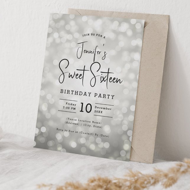 Invitación Elegante Bokeh Ilustra estilo moderno Dulce 16 Pla (Elegant Bokeh Lights Modern Script Sweet 16 Silver Invitation)