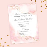 Invitación Elegante Bonito Purpurina de oro rosa dulce 16 cum<br><div class="desc">Esta encantadora invitación a los 16 años de Sweet cuenta con un fondo de color rosa dulce y suave, acentuado con falsos puntos purpurinas de oro. La tipografía es clásica y una elección fabulosa para una dulce fiesta de 16 años. Tiene accesorios de fiesta coordinados... Vea más elementos de la...</div>