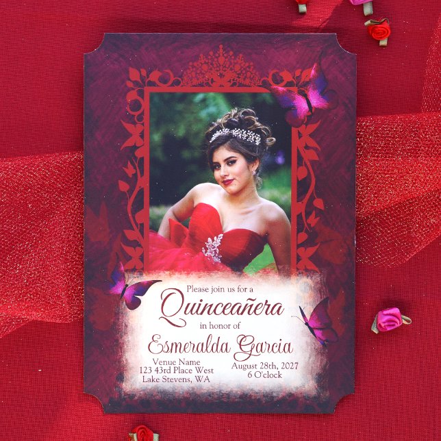 Invitación Elegante borde de mariposa roja Quinceanera (Elegant Ruby Red Quinceanera Invitation with Decorative Butterfly Photo Frame)
