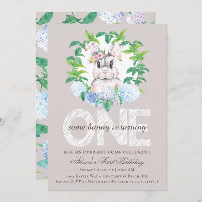Invitación Elegante Bunny Floral Wreath primer cumpleaños (Anverso / Reverso)