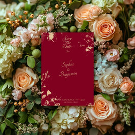 Invitación Elegante Burgundy y Floral Dorado Salva la Fecha