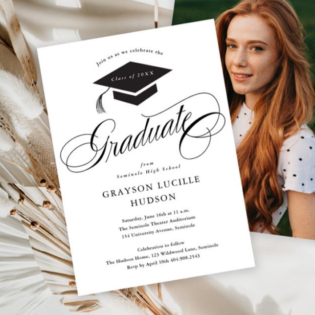 Invitación Elegante caligrafía de guión de graduación de foto (Simple black and white elegant script photo graduation invitation announcement.)