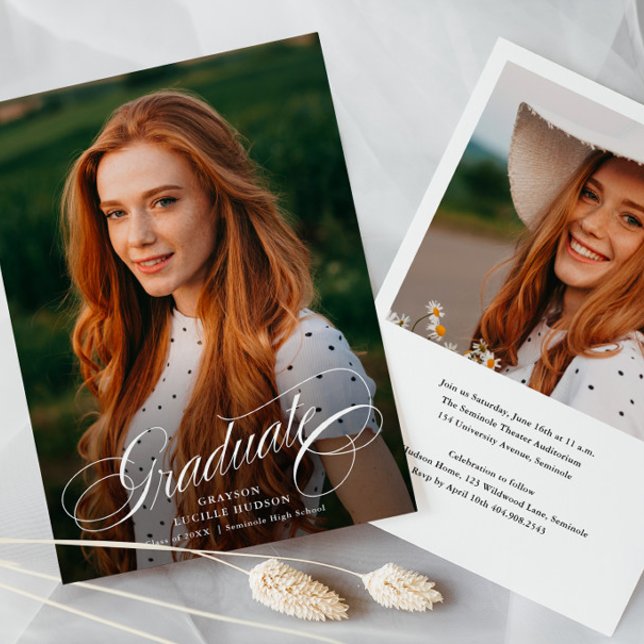 Invitación Elegante caligrafía de guión de graduación de foto (Elegant Graduate Script Calligraphy 2 Photo Graduation Invitation Announcement Card.)