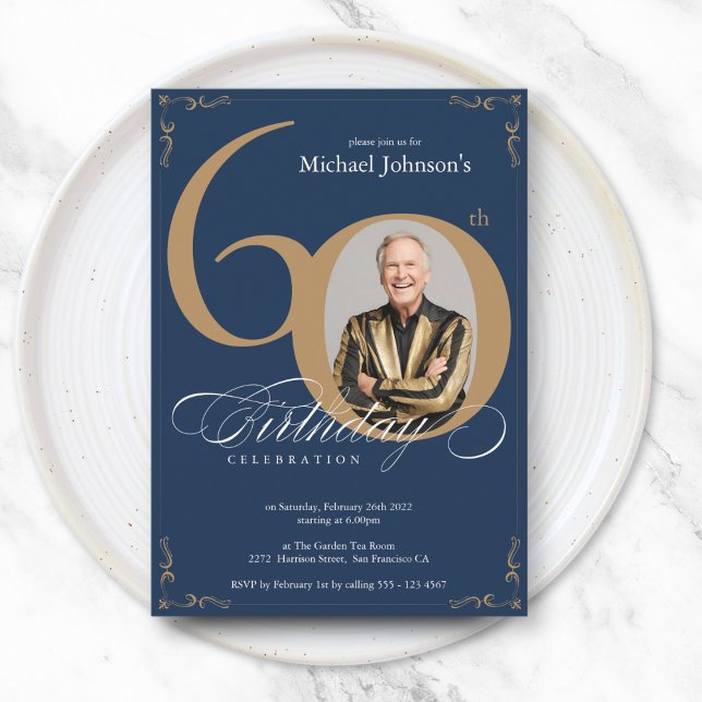 Invitación Elegante caligrafía de oro de la Marina Foto 60 cu (Elegant Navy Gold Calligraphy Photo 60th Birthday Invitation)