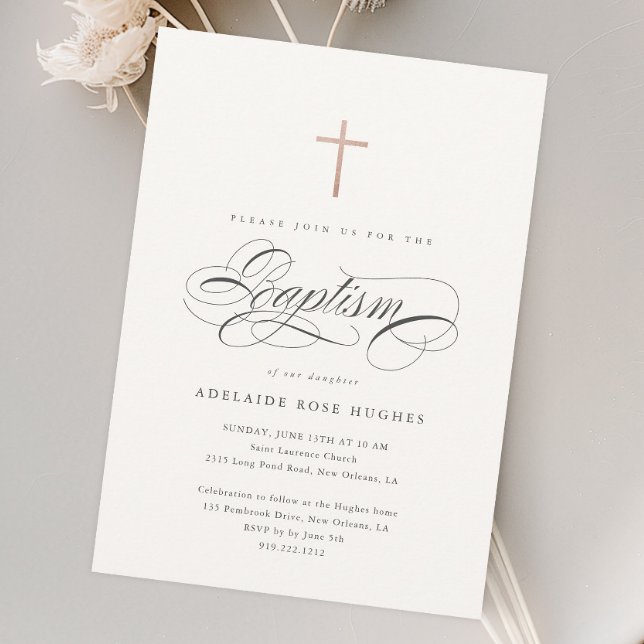 Invitación Elegante caligrafía género escritura neutra bautis (Elegant calligraphy rose gold cross baptism invitation.)