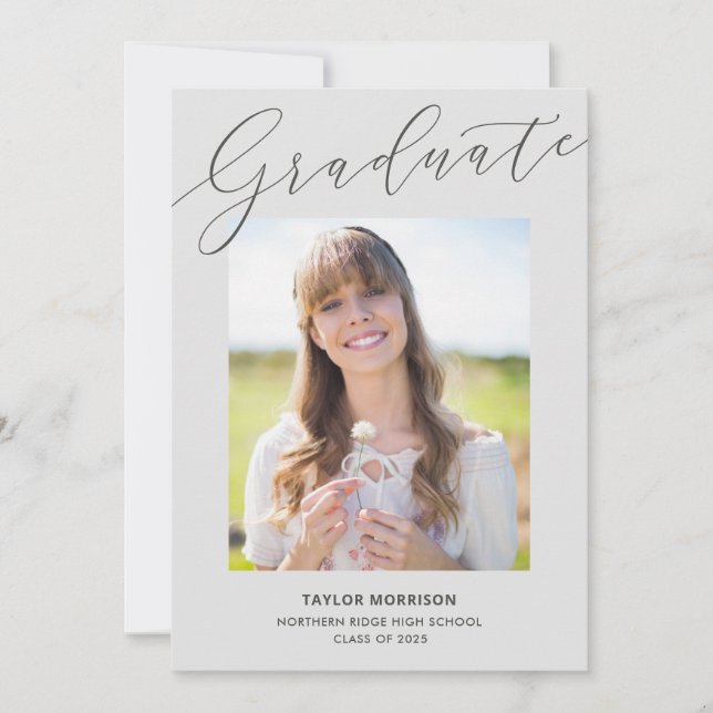 Invitación Elegante Caligrafía Gris Foto Graduación 2025 (Anverso)
