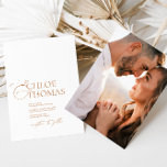 Invitación Elegante caligrafía mínima Boda de pareja de fotog<br><div class="desc">Invite a la familia y amigos con esta clásica invitación minimalista a la boda. Personalice esta elegante invitación de boda añadiendo nombres, fecha, hora, lugar y otros detalles del evento. Para cambiar detalles, haga clic en "Detalles". Para mover el texto o cambiar el tamaño, la fuente o el color, haga...</div>
