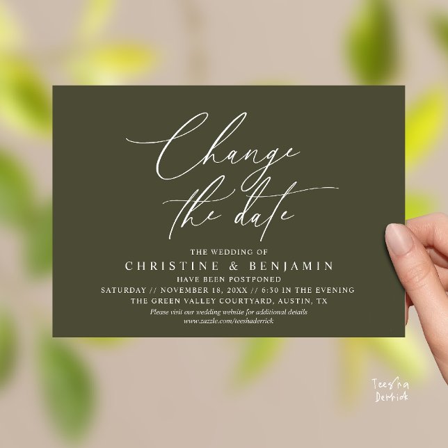 Invitación Elegante Cambio de Fecha de la Boda Aplazar  (Elegant Script Change the Date Wedding Postponement Invitation Card in Olive Green)